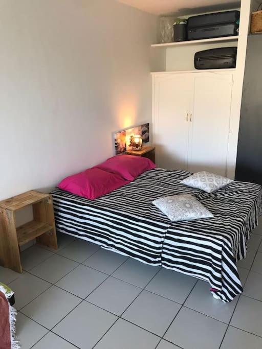 Petit Prix Et Grand Confort A Saint Gilles Les Bains 外观 照片